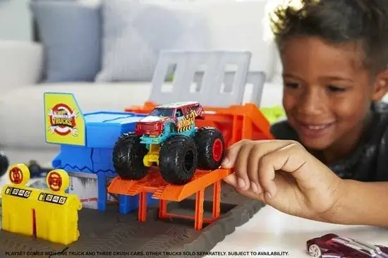 550x366 Hot Wheels Monster Trucks Blast Station - Racebaan
