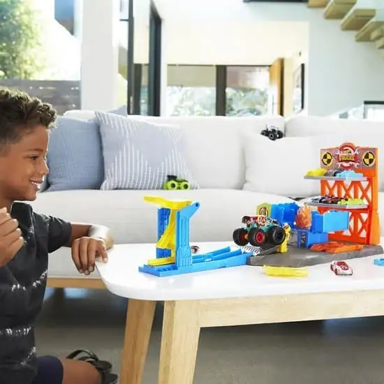 550x550 (11) Hot Wheels Monster Trucks Blast Station - Racebaan