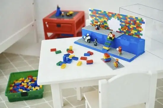 550x365 LEGO Vitrine Minifiguren Rood