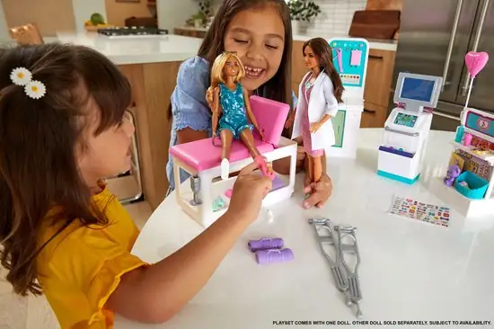 550x366 (3) Barbie Careers Medical Playset Snelgipskliniek