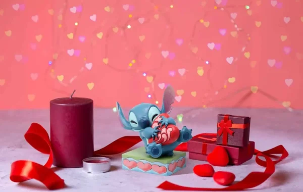 Disney Traditions Stitch Knuffelt een Hart 13 cm