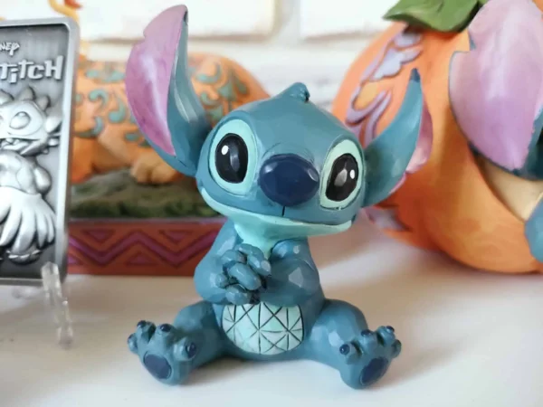 EyTdAIrByIXaX6oAhmug98vge9m5UT-metaSU1HMjAyMzEwMDgxMDE3MDMuanBn- Disney Traditions Mini Stitch by Jim Shore