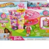 Hot Wheels RacerVerse Barbie Spiraal Race Speelset met Barbie "Malibu" & Barbie "Brooklyn" Speelgoedauto Track Set, Voertuig & circuitset