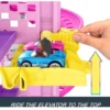 Hot Wheels RacerVerse Barbie Spiraal Race Speelset met Barbie "Malibu" & Barbie "Brooklyn" Speelgoedauto Track Set, Voertuig & circuitset
