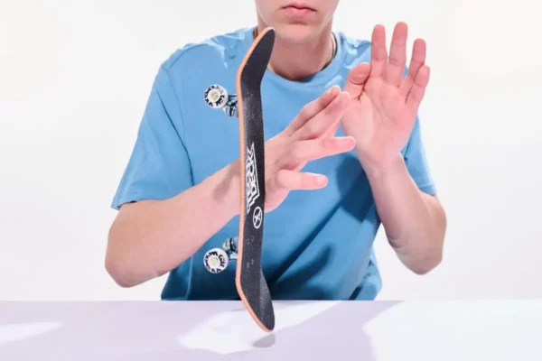 1200x800 (26) Tech Deck - DGK Handboard authentieke miniskateboard - alleen voor gebruik met de hand