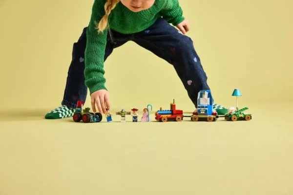 LEGO Disney en Pixar's Toy Story Feesttrein en RC Auto Set - 43264