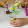 Play-Doh_F10395L0_INT_25 Play-Doh Kitchen Creations Ultieme ijscowagen - Boetseerklei