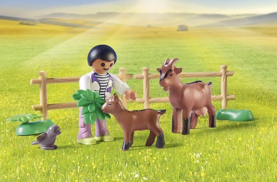 550x362 PLAYMOBIL Country Tractor met aanhanger en watertank - 71442