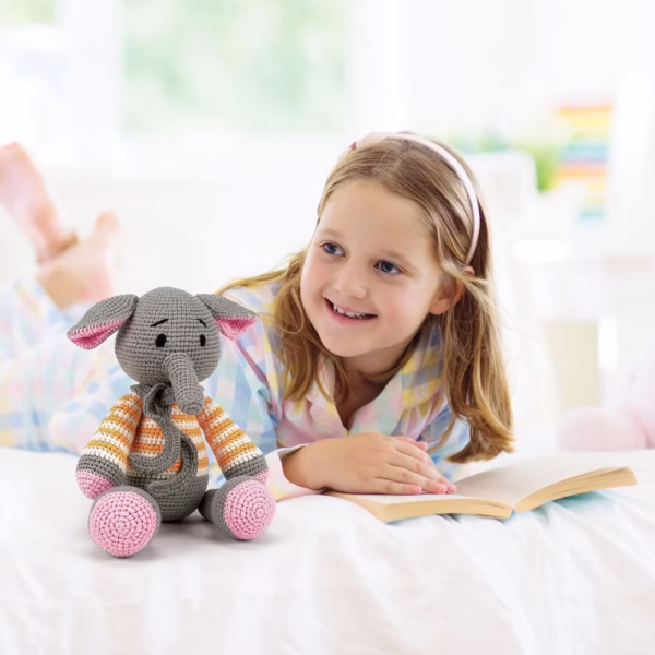 Woolie William de Olifant Gehaakte Knuffel | Toystop.nl Woolie William de Olifant handgehaakte pluche knuffel van 31 cm – Toystop